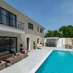 Vila Designer Simone - Modern & Heritage Style With Office Kringa