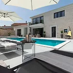 Designer Simone - Modern & Heritage Style With Office