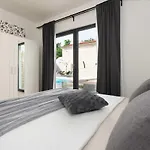 Designer Simone - Modern & Heritage Style With Office Villa *