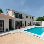 Designer Simone - Modern & Heritage Style With Office Vila Kringa