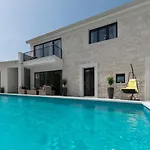 Designer Simone - Modern & Heritage Style With Office *
