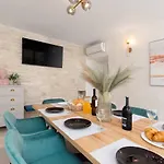 Villa Designer Simone - Modern & Heritage Style With Office Kringa