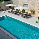 Designer Simone - Modern & Heritage Style With Office