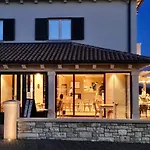 Villa Designer Simone - Modern & Heritage Style With Office