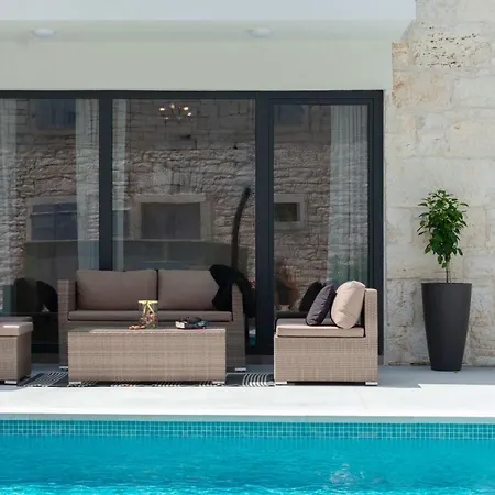 Designer Simone - Modern & Heritage Style With 30 M2 Pool *