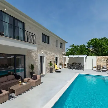 Villa Designer Simone - Modern & Heritage Style With Office Kringa