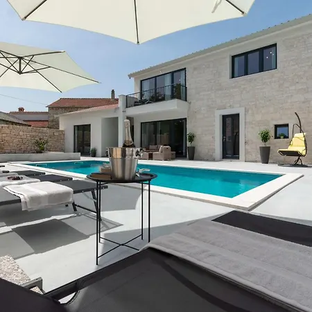 Designer Simone - Modern & Heritage Style With Office