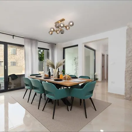 Simone - Designer - Modern & Heritage Mix - Enclosed - Office