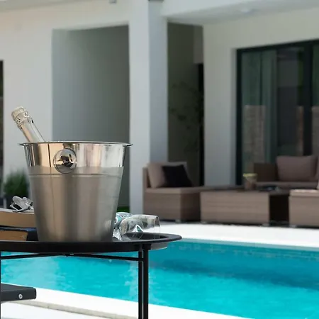 Designer Simone - Modern & Heritage Style With 30 M2 Pool *