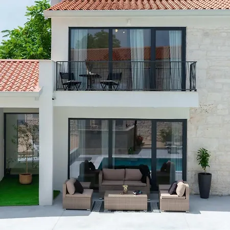 Simone - Designer - Modern & Heritage Mix - Enclosed - Office *