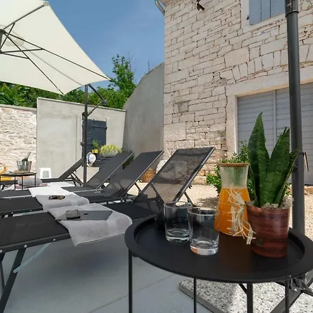 Designer Simone - Modern & Heritage Style With Office Vila