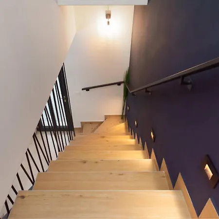 Simone - Designer - Modern & Heritage Mix - Enclosed - Office Villa Kringa