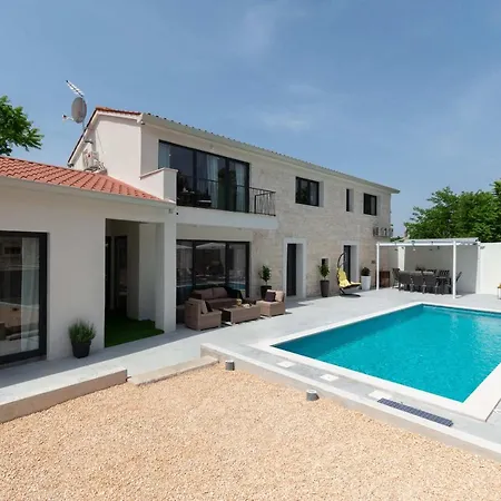 Simone - Designer - Modern & Heritage Mix - Enclosed - Office Villa Kringa