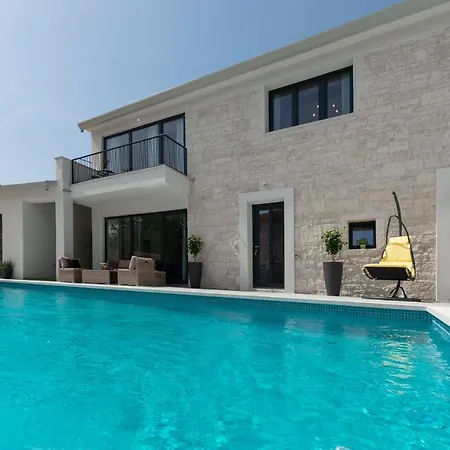 Simone - Designer - Modern & Heritage Mix - Enclosed - Office *