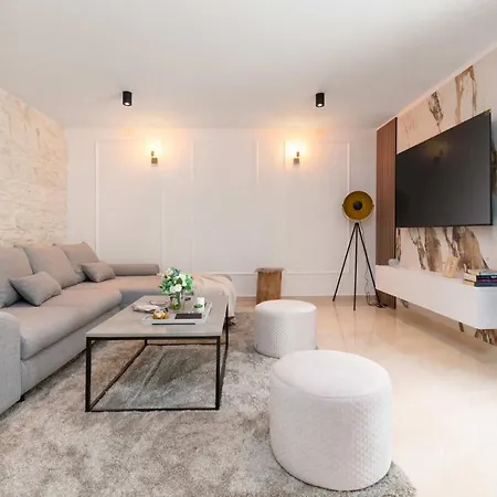 Designer Simone - Modern & Heritage Style With 30 M2 Pool Kringa