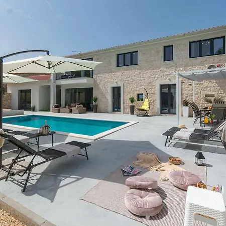 Villa Designer Simone - Modern & Heritage Style With Office Kringa