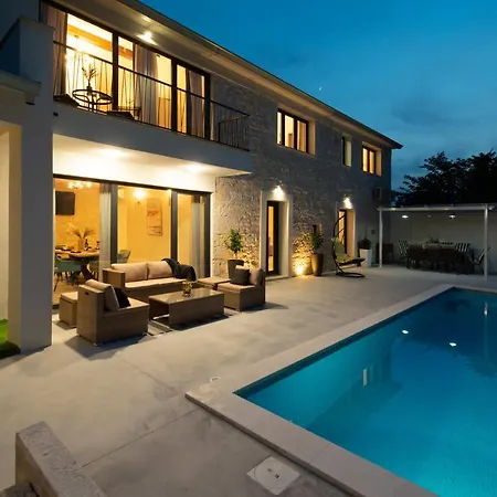 Designer Simone - Modern & Heritage Style With Office Villa