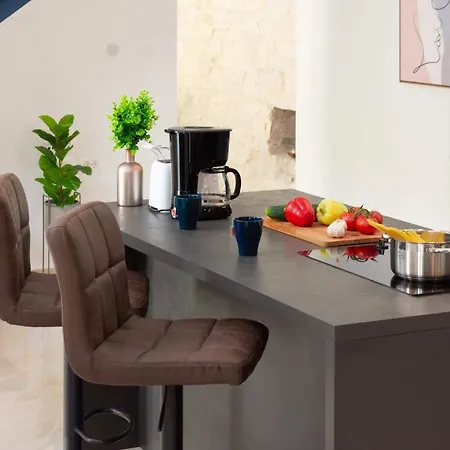 Simone - Designer - Modern & Heritage Mix - Enclosed - Office * Kringa