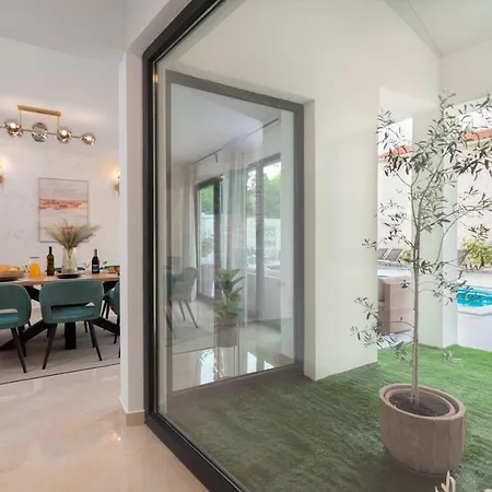 Designer Simone - Modern & Heritage Style With 30 M2 Pool * Kringa