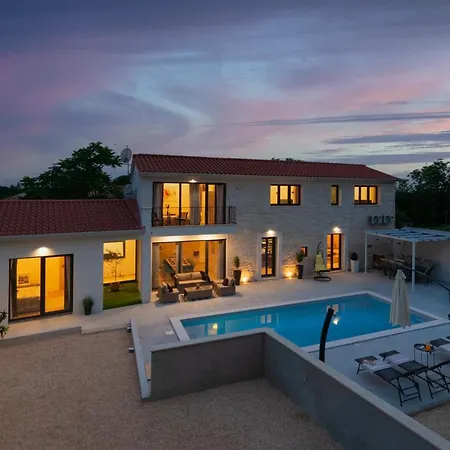 Designer Simone - Modern & Heritage Style With 30 M2 Pool Villa *