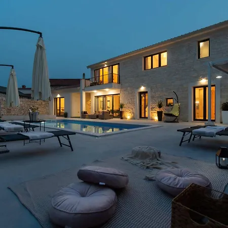 Designer Simone - Modern & Heritage Style With 30 M2 Pool