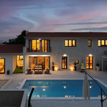 Villa Designer Simone - Modern & Heritage Style With 30 M2 Pool