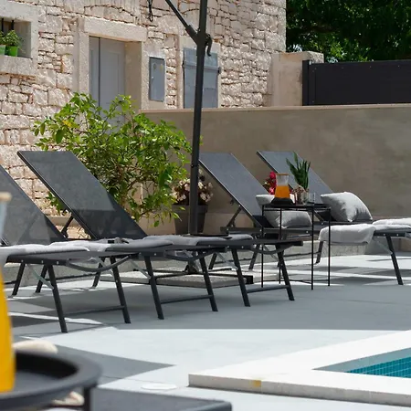 Simone - Designer - Modern & Heritage Mix - Enclosed - Office Villa Kringa