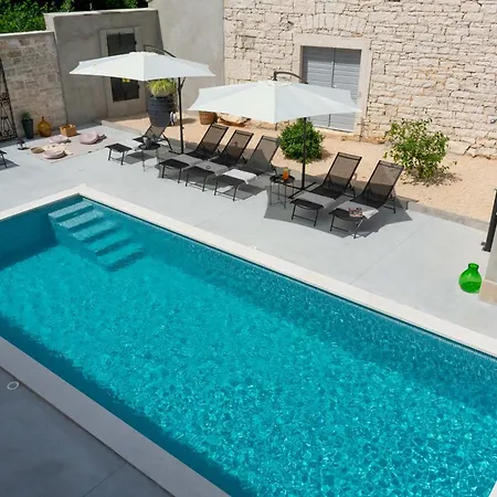 Designer Simone - Modern & Heritage Style With Office