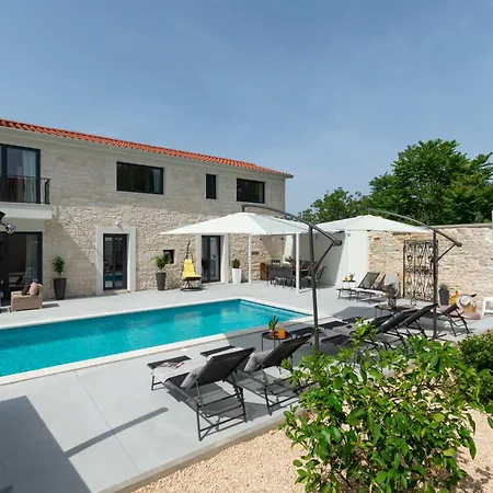 Villa Designer Simone - Modern & Heritage Style With 30 M2 Pool *
