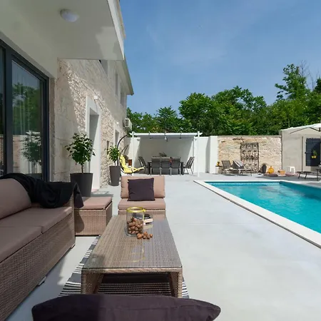 Villa Designer Simone - Modern & Heritage Style With 30 M2 Pool