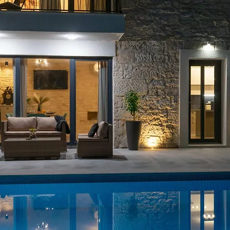 Villa Simone - Designer - Modern & Heritage Mix - Enclosed - Office Kringa