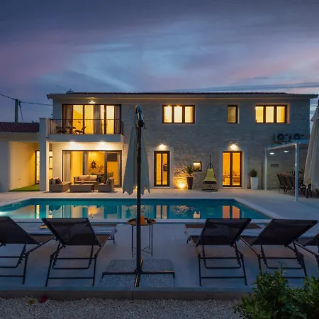 Simone - Designer - Modern & Heritage Mix - Enclosed - Office Villa Kringa