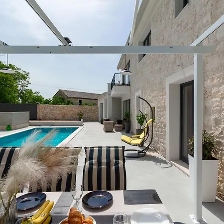 Designer Simone - Modern & Heritage Style With 30 M2 Pool