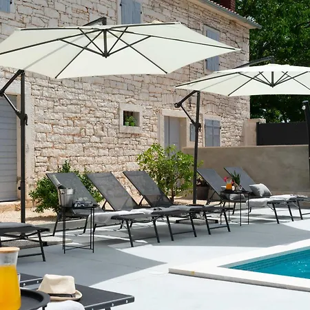 Designer Simone - Modern & Heritage Style With 30 M2 Pool