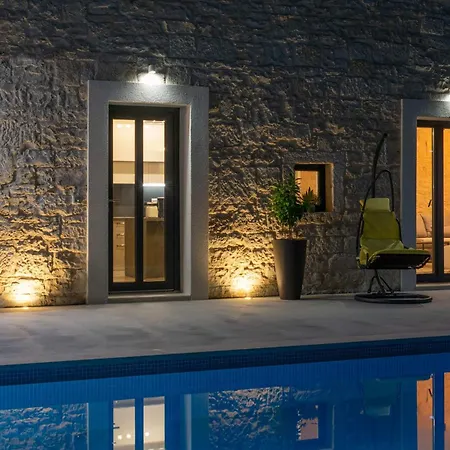 Vila Designer Simone - Modern & Heritage Style With Office Kringa