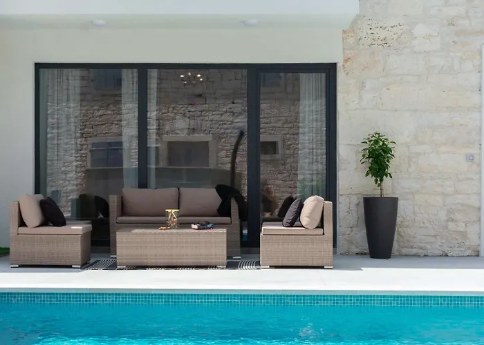 Designer Simone - Modern & Heritage Style With Office *