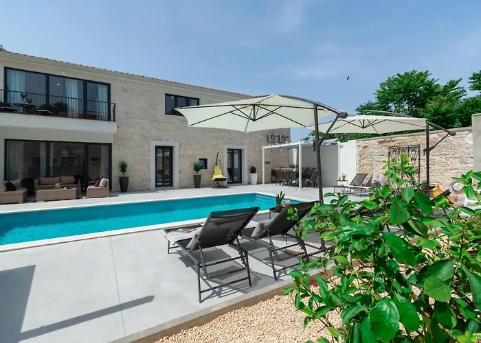 Designer Simone - Modern & Heritage Style With Office Vila