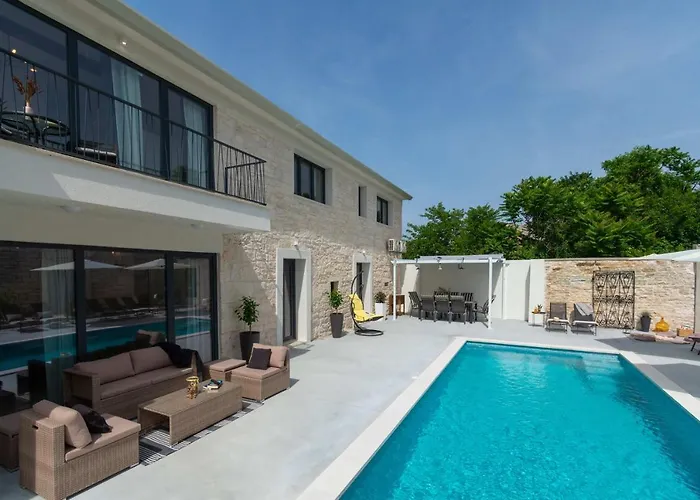 Vila Designer Simone - Modern & Heritage Style With Office Kringa