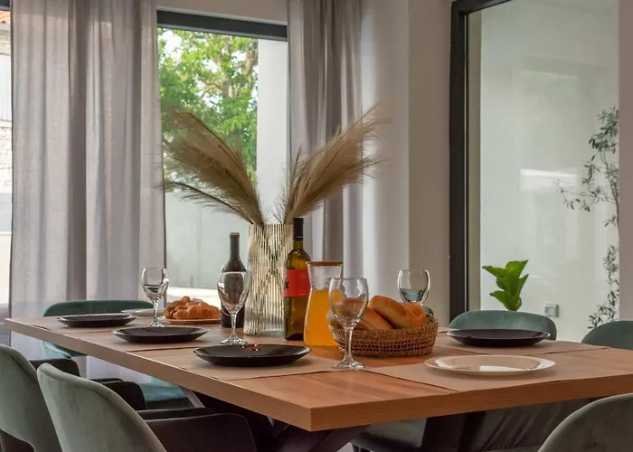 Designer Simone - Modern & Heritage Style With Office