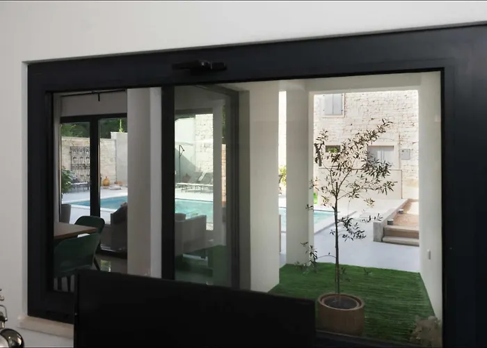 Designer Simone - Modern & Heritage Style With Office