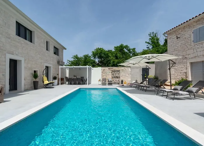 Vila Designer Simone - Modern & Heritage Style With Office