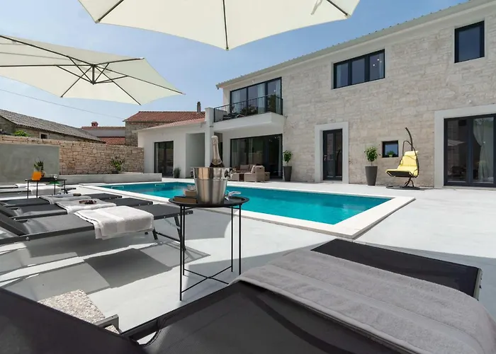 Designer Simone - Modern & Heritage Style With Office