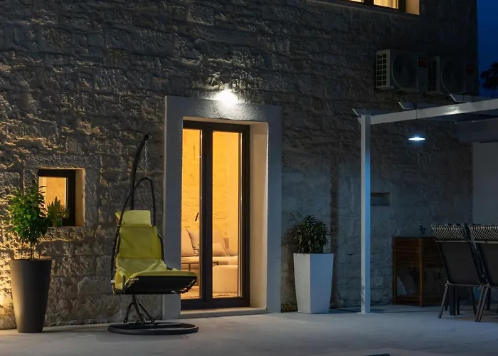 Designer Simone - Modern & Heritage Style With Office