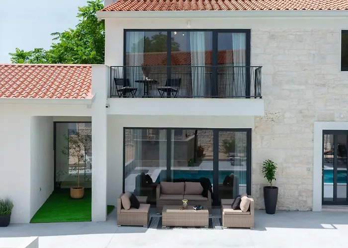 Designer Simone - Modern & Heritage Style With Office *