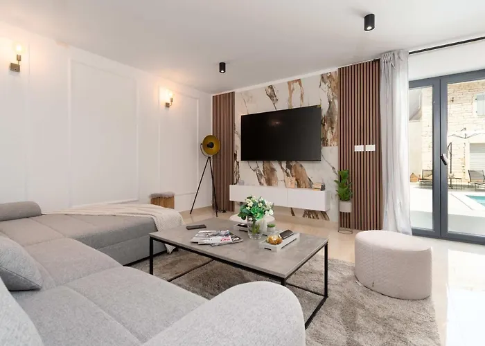 Designer Simone - Modern & Heritage Style With Office Vila Kringa