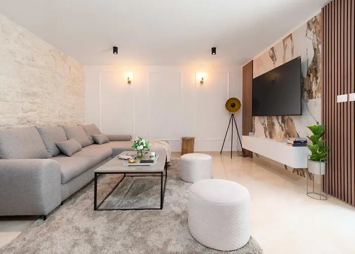 Designer Simone - Modern & Heritage Style With Office Kringa