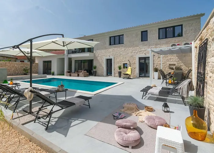 Vila Designer Simone - Modern & Heritage Style With Office Kringa