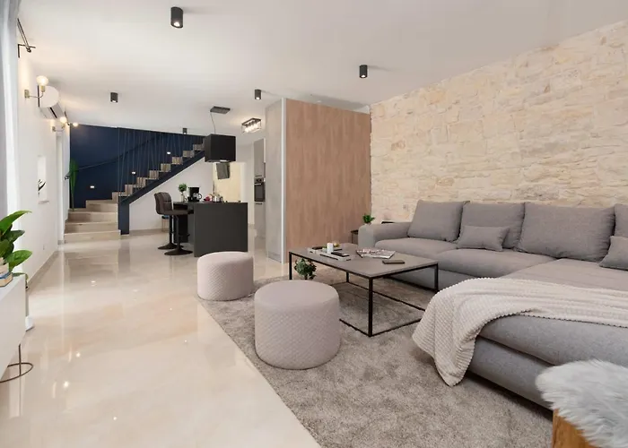 Designer Simone - Modern & Heritage Style With Office Vila