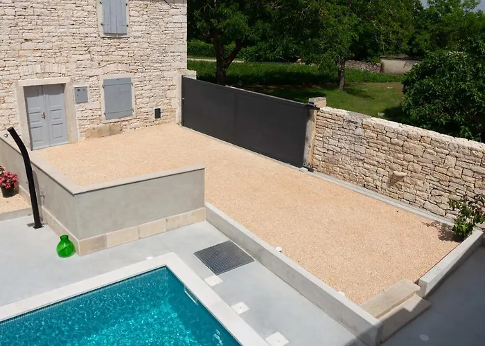 Designer Simone - Modern & Heritage Style With Office *