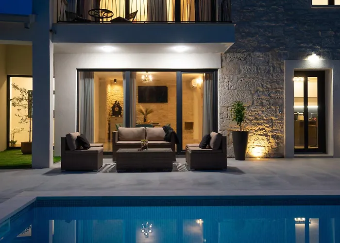 Vila Designer Simone - Modern & Heritage Style With Office